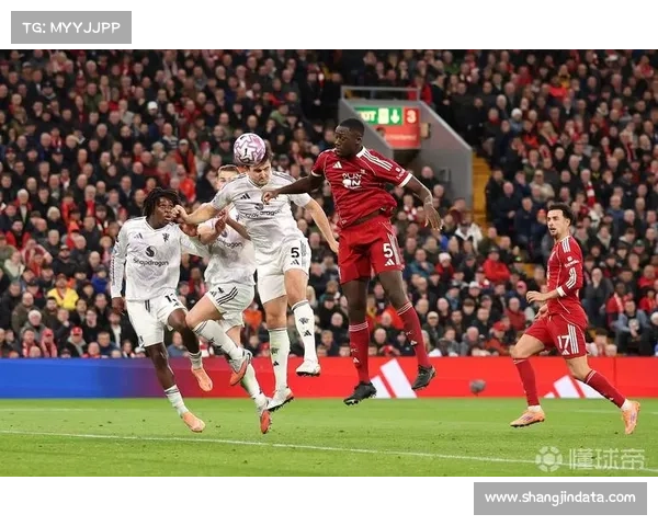 马奎尔头球绝杀后激动与达洛特相拥落泪展现深情瞬间 马奎尔头球绝杀后激动与达洛特相拥落泪展现深情瞬间