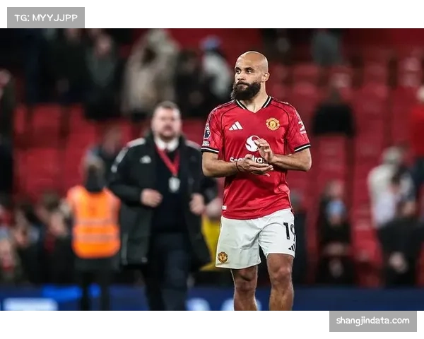 英超判罚双标惹众怒：曼联遭争议判罚丢分，球迷怒斥裁判